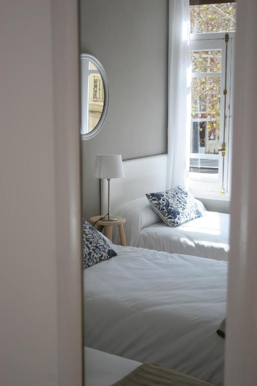 7 Moons B&B Valencia Room photo